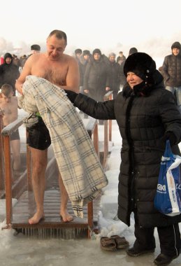 Petropavlovsk, Kazakistan - 19 Ocak 2018: vaftiz. Kışın buz delik insanlar yüzmek.