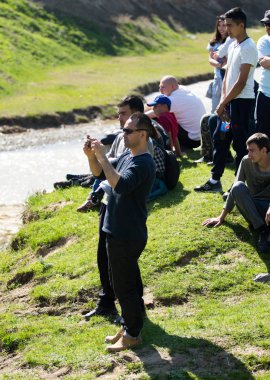 Kazakistan, Çimkent - 9 Nisan 2017. Erkekler kadınlar kadınlar çocuk dağlar bahar. Jöle manzara manzara.