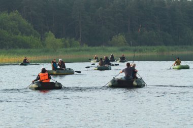 Petropavlovsk, Kazakistan - 28 Temmuz 2018: İnsanlar göl kenarında lastik gemilerde balıkçılar, balık. Lake Pestroe, Petropavlovsk, Kazakistan.