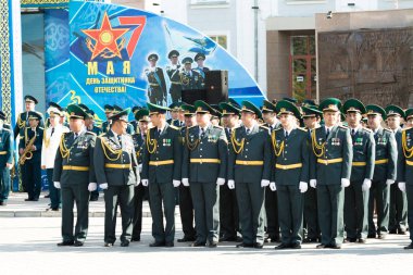 Petropavlovsk 7 Mayıs 2016: Resmi tatil. Defender'ı vatan günün Kazakistan'da 7 Mayıs kutladı. Asker ve askeri. Toplu kutlamalar insanlar.