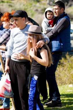 Kazakistan, Çimkent - 9 Nisan 2017. Erkekler kadınlar kadınlar çocuk dağlar bahar. Jöle manzara manzara.