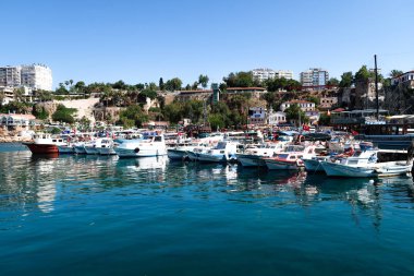Antalya, Türkiye - 21 Haziran 2017: Bir tatil beldesi Antalya eski liman tekneler vardır.