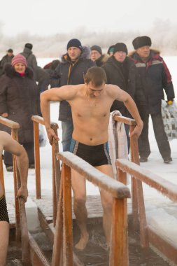 Petropavlovsk, Kazakistan - 19 Ocak 2018: vaftiz. Kışın buz delik insanlar yüzmek.