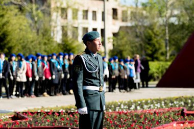 Petropavlovsk, Kazakistan - 9 Mayıs 2016: 9 Mayıs 2016 Petropavlovsk, Kazakistan'daki zafer günü. Ölü savaş anısına. Üyeler mutlu.