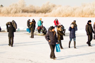 Petropavlovsk, Kazakistan - 19 Ocak 2018: vaftiz. Kışın buz delik insanlar yüzmek.