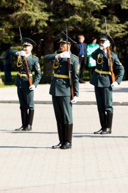 Petropavlovsk 7 Mayıs 2016: Resmi tatil. Defender'ı vatan günün Kazakistan'da 7 Mayıs kutladı. Asker ve askeri. Toplu kutlamalar insanlar.