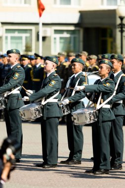 Petropavlovsk 7 Mayıs 2016: Resmi tatil. Defender'ı vatan günün Kazakistan'da 7 Mayıs kutladı. Asker ve askeri. Toplu kutlamalar insanlar.