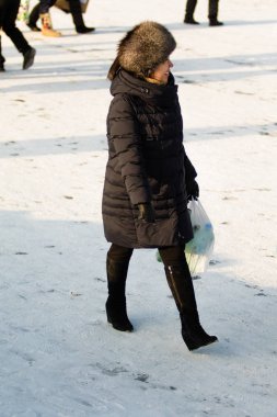 Petropavlovsk, Kazakistan - 19 Ocak 2018: vaftiz. Kışın buz delik insanlar yüzmek.