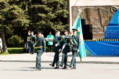 Petropavlovsk 7 Mayıs 2016: Resmi tatil. Defender'ı vatan günün Kazakistan'da 7 Mayıs kutladı. Asker ve askeri. Toplu kutlamalar insanlar.