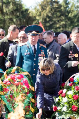 Petropavlovsk, Kazakistan - 9 Mayıs 2016: 9 Mayıs 2016 Petropavlovsk, Kazakistan'daki zafer günü. Ölü savaş anısına. Üyeler mutlu.