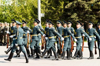 Petropavlovsk 7 Mayıs 2016: Resmi tatil. Defender'ı vatan günün Kazakistan'da 7 Mayıs kutladı. Asker ve askeri. Toplu kutlamalar insanlar.