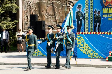 Petropavlovsk 7 Mayıs 2016: Resmi tatil. Defender'ı vatan günün Kazakistan'da 7 Mayıs kutladı. Asker ve askeri. Toplu kutlamalar insanlar.