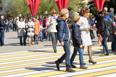 Petropavlovsk, Kazakistan - 9 Mayıs 2016: 9 Mayıs 2016 Petropavlovsk, Kazakistan'daki zafer günü. Ölü savaş anısına. Üyeler mutlu.