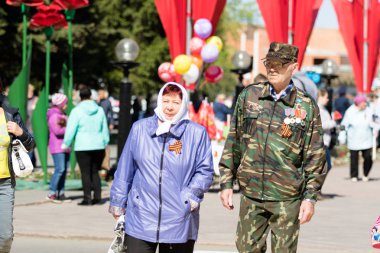 Petropavlovsk, Kazakistan - 9 Mayıs 2016: 9 Mayıs 2016 Petropavlovsk, Kazakistan'daki zafer günü. Ölü savaş anısına. Üyeler mutlu.