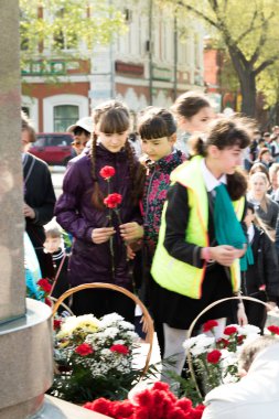 Petropavlovsk 7 Mayıs 2016: Resmi tatil. Defender'ı vatan günün Kazakistan'da 7 Mayıs kutladı. Asker ve askeri. Toplu kutlamalar insanlar.