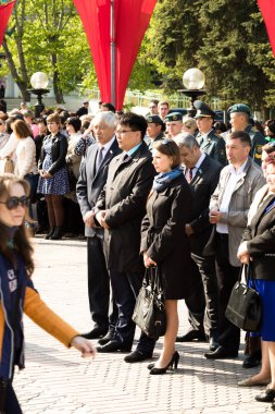 Petropavlovsk 7 Mayıs 2016: Resmi tatil. Defender'ı vatan günün Kazakistan'da 7 Mayıs kutladı. Asker ve askeri. Toplu kutlamalar insanlar.