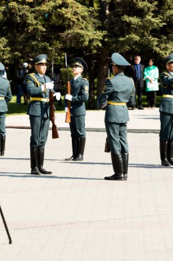 Petropavlovsk 7 Mayıs 2016: Resmi tatil. Defender'ı vatan günün Kazakistan'da 7 Mayıs kutladı. Asker ve askeri. Toplu kutlamalar insanlar.