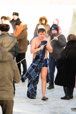 Petropavlovsk, Kazakistan - 19 Ocak 2018: vaftiz. Kışın buz delik insanlar yüzmek.