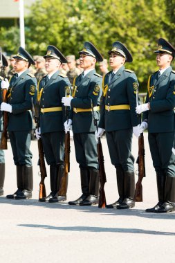 Petropavlovsk 7 Mayıs 2016: Resmi tatil. Defender'ı vatan günün Kazakistan'da 7 Mayıs kutladı. Asker ve askeri. Toplu kutlamalar insanlar.