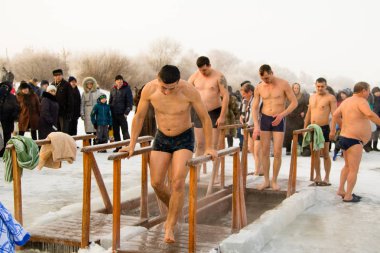 Petropavlovsk, Kazakistan - 19 Ocak 2018: vaftiz. Kışın buz delik insanlar yüzmek.