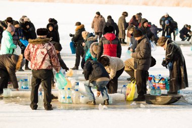 Petropavlovsk, Kazakistan - 19 Ocak 2018: vaftiz. Kışın buz delik insanlar yüzmek.