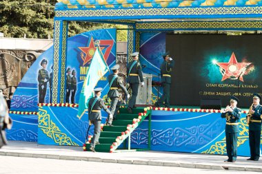 Petropavlovsk 7 Mayıs 2016: Resmi tatil. Defender'ı vatan günün Kazakistan'da 7 Mayıs kutladı. Asker ve askeri. Toplu kutlamalar insanlar.