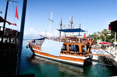 Antalya, Türkiye - 21 Haziran 2017: Bir tatil beldesi Antalya eski liman tekneler vardır.