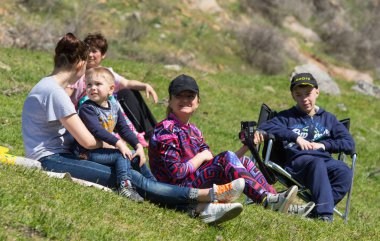 Kazakistan, Çimkent - 9 Nisan 2017. Erkekler kadınlar kadınlar çocuk dağlar bahar. Jöle manzara manzara.