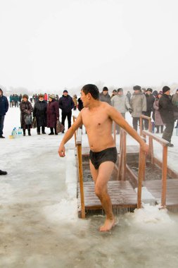 Petropavlovsk, Kazakistan - 19 Ocak 2018: vaftiz. Kışın buz delik insanlar yüzmek.