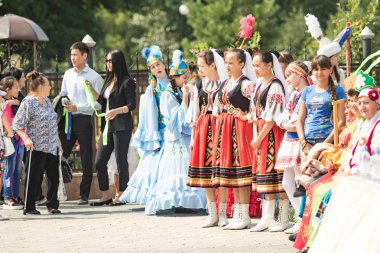 Petropavlovsk, Kazakistan - 28 Temmuz 2016: Festival, 80 yıl Kuzey Kazakistan bölgesi. Kitle kutlama etnik halk, geleneksel kostümleri insanlar sokaklarda Petropavlovsk kutlamak..