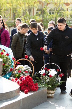 Petropavlovsk 7 Mayıs 2016: Resmi tatil. Defender'ı vatan günün Kazakistan'da 7 Mayıs kutladı. Asker ve askeri. Toplu kutlamalar insanlar.