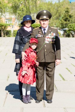 Petropavlovsk, Kazakistan - 9 Mayıs 2016: 9 Mayıs 2016 Petropavlovsk, Kazakistan'daki zafer günü. Ölü savaş anısına. Üyeler mutlu.