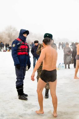 Petropavlovsk, Kazakistan - 19 Ocak 2018: vaftiz. Kışın buz delik insanlar yüzmek.