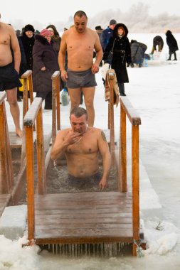 Petropavlovsk, Kazakistan - 19 Ocak 2018: vaftiz. Kışın buz delik insanlar yüzmek.