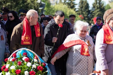 Petropavlovsk, Kazakistan - 9 Mayıs 2016: 9 Mayıs 2016 Petropavlovsk, Kazakistan'daki zafer günü. Ölü savaş anısına. Üyeler mutlu.