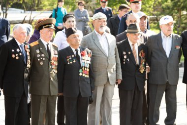 Petropavlovsk 7 Mayıs 2016: Resmi tatil. Defender'ı vatan günün Kazakistan'da 7 Mayıs kutladı. Asker ve askeri. Toplu kutlamalar insanlar.