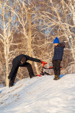 Petropavlovsk, Kazakistan - 23 Aralık 2018: çocuklar ve ebeveynler Kayak Kış bir kızak üzerinde. Kazakistan, spor tatil.