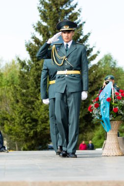 Petropavlovsk 7 Mayıs 2016: Resmi tatil. Defender'ı vatan günün Kazakistan'da 7 Mayıs kutladı. Asker ve askeri. Toplu kutlamalar insanlar.