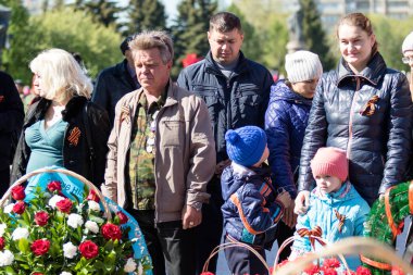 Petropavlovsk, Kazakistan - 9 Mayıs 2016: 9 Mayıs 2016 Petropavlovsk, Kazakistan'daki zafer günü. Ölü savaş anısına. Üyeler mutlu.