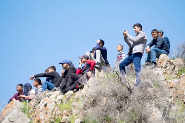 Kazakistan, Çimkent - 9 Nisan 2017. Erkekler kadınlar kadınlar çocuk dağlar bahar. Jöle manzara manzara.