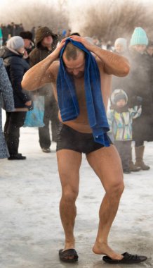 Petropavlovsk, Kazakistan - 19 Ocak 2018: vaftiz. Kışın buz delik insanlar yüzmek.