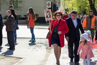 Petropavlovsk, Kazakistan - 9 Mayıs 2016: 9 Mayıs 2016 Petropavlovsk, Kazakistan'daki zafer günü. Ölü savaş anısına. Üyeler mutlu.