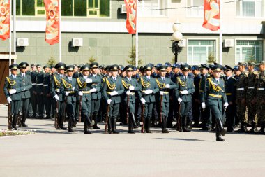 Petropavlovsk 7 Mayıs 2016: Resmi tatil. Defender'ı vatan günün Kazakistan'da 7 Mayıs kutladı. Asker ve askeri. Toplu kutlamalar insanlar.