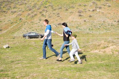 Kazakistan, Çimkent - 9 Nisan 2017. Erkekler kadınlar kadınlar çocuk dağlar bahar. Jöle manzara manzara.