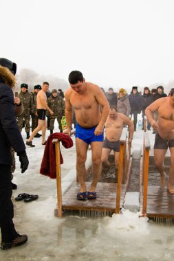 Petropavlovsk, Kazakistan - 19 Ocak 2018: vaftiz. Kışın buz delik insanlar yüzmek.