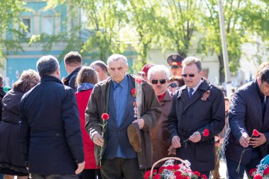 Petropavlovsk, Kazakistan - 9 Mayıs 2016: 9 Mayıs 2016 Petropavlovsk, Kazakistan'daki zafer günü. Ölü savaş anısına. Üyeler mutlu.