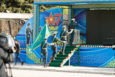 Petropavlovsk 7 Mayıs 2016: Resmi tatil. Defender'ı vatan günün Kazakistan'da 7 Mayıs kutladı. Asker ve askeri. Toplu kutlamalar insanlar.