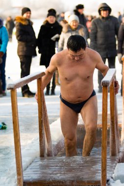 Petropavlovsk, Kazakistan - 19 Ocak 2018: vaftiz. Kışın buz delik insanlar yüzmek.