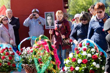Petropavlovsk, Kazakistan - 9 Mayıs 2016: 9 Mayıs 2016 Petropavlovsk, Kazakistan'daki zafer günü. Ölü savaş anısına. Üyeler mutlu.
