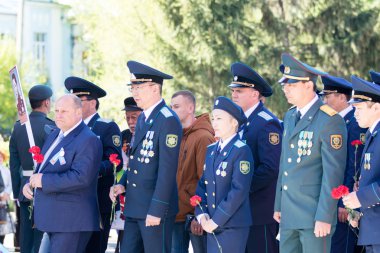Petropavlovsk, Kazakistan - 9 Mayıs 2016: 9 Mayıs 2016 Petropavlovsk, Kazakistan'daki zafer günü. Ölü savaş anısına. Üyeler mutlu.